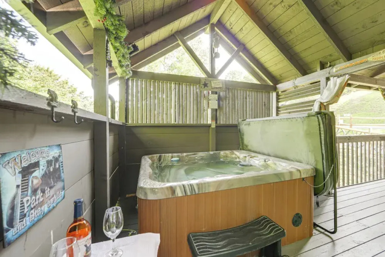 Return to Eden Cabin w/ Hot Tub: 4 Mi to Dollywood