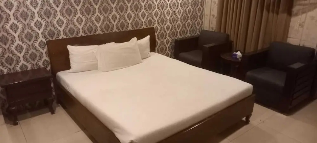 Grand One Hotel Faisal Town