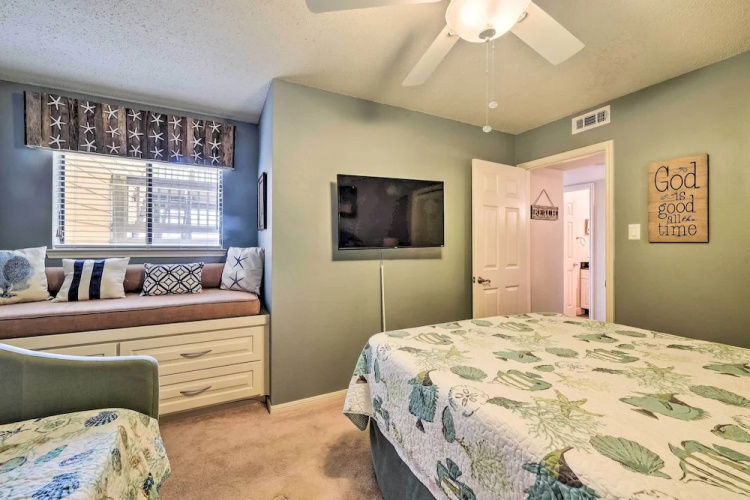 Bright and Breezy Condo, 2 Mi to Whitecap Beach!
