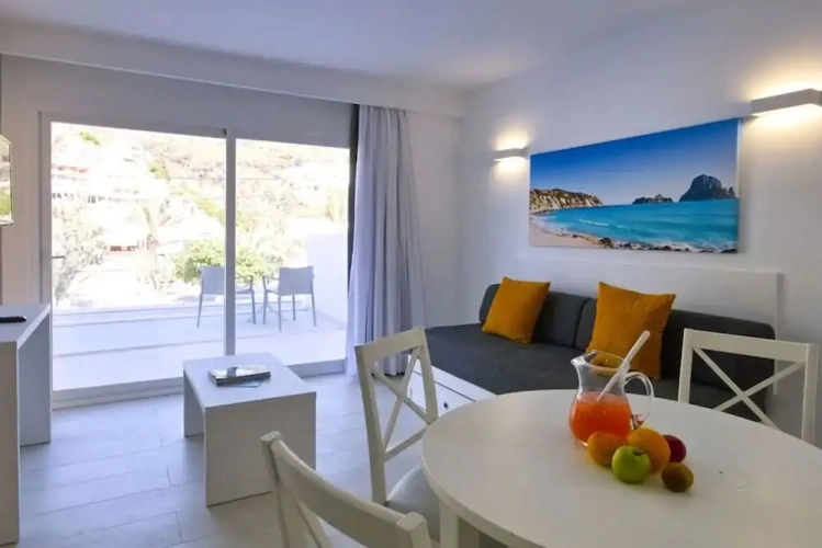 1 Bedroom Triple Apartment with balcony