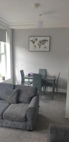 Modern 2 bed apartment with parking