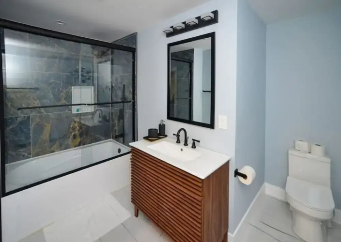 Lake Access 4 Bed 3 Bath HOT TUB
