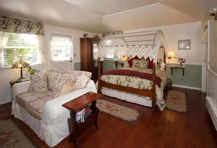 Headlands Inn Bed & Breakfast