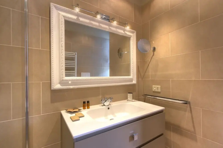 Spanish Steps Hills Apartment
