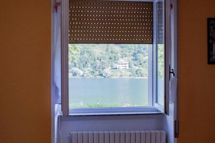 Un nido sul lago