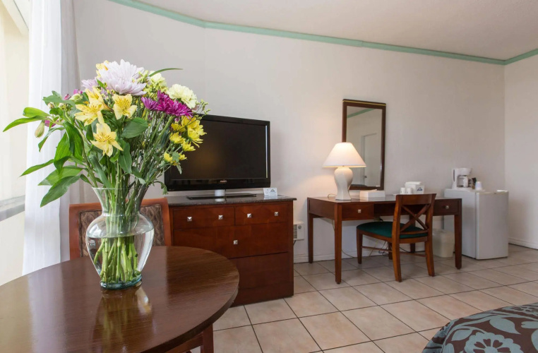 thunderbird beach hotel