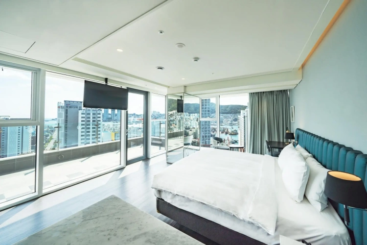 Corner Double room with city view
