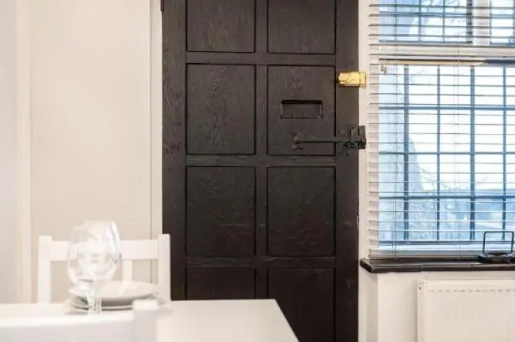 FRESH 1 Bedroom Apt With Parking