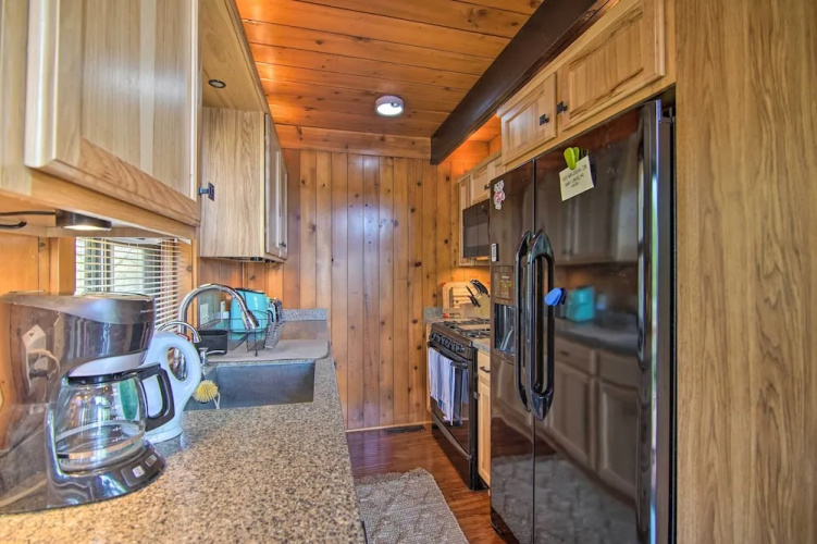 Serene Lakefront Escape: Boat Dock & Grill!