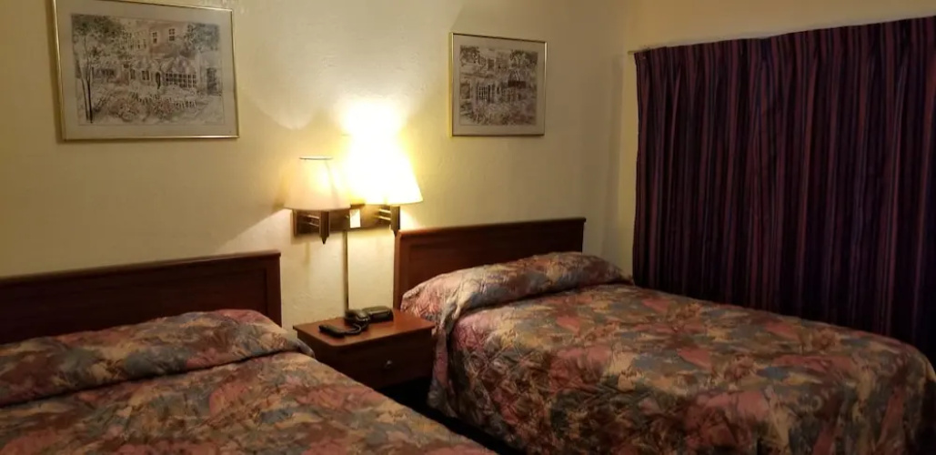 Deluxe Inn Motel