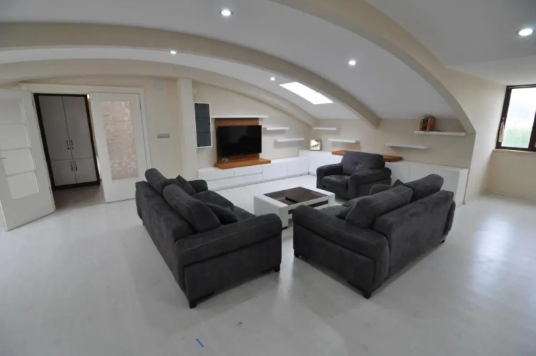 3 Bedrooms Apartment
