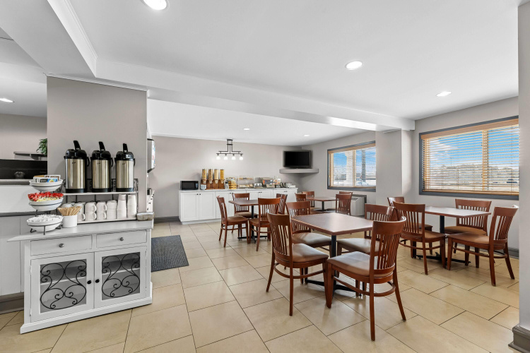 Travelodge Suites By Wyndham Regina / Eastgate Bay photo 18