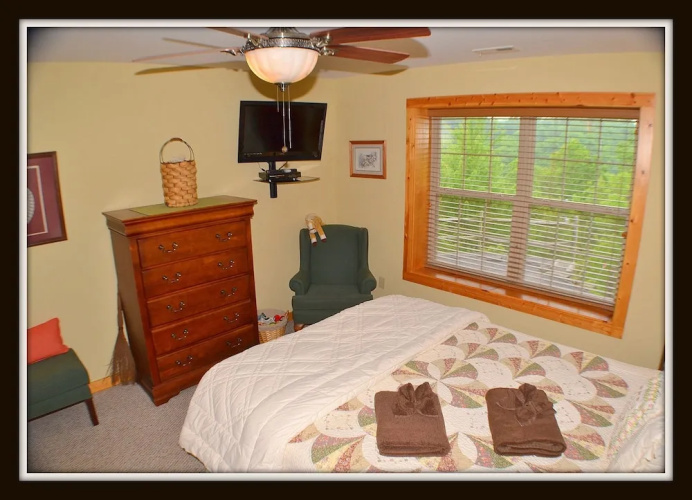 Spurling Hill Way Cabin 2830 - 2 Br cabin by RedAwning