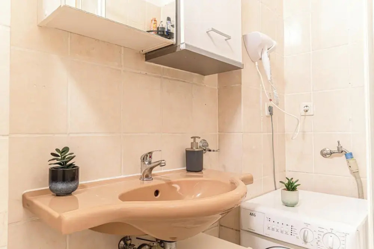 Comfy 2BR Apt Near U6 Station Long Stay