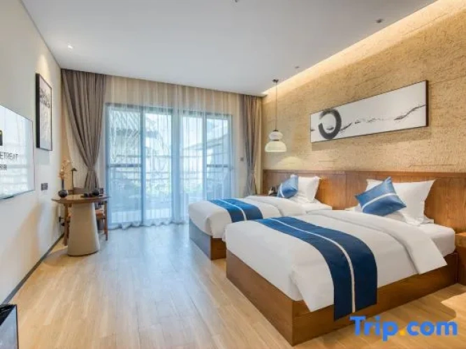 Standard Twin room with courtyard view