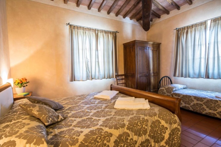 Standard Triple room