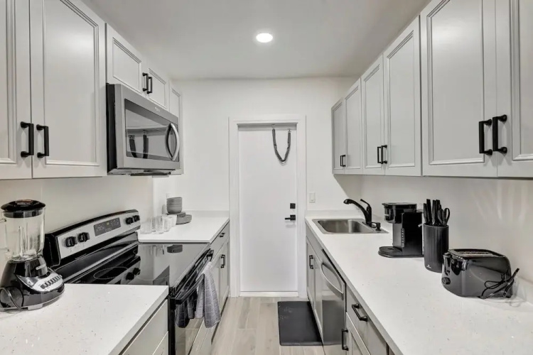 Studio off Las Olas- Steps to the Beach