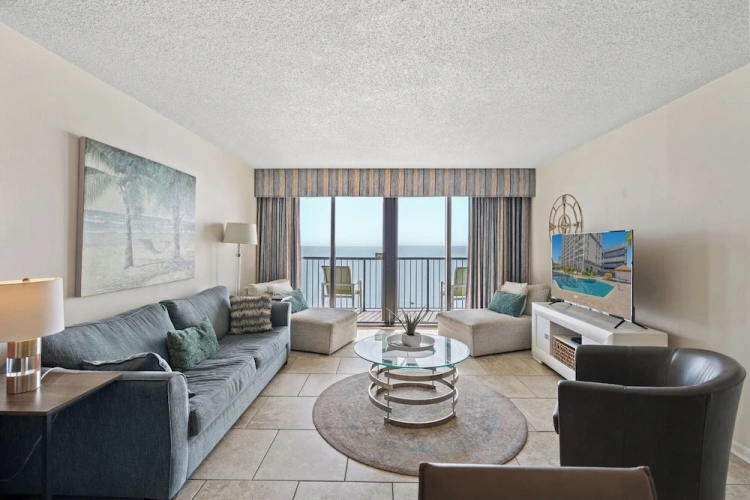 2 Bedrooms Classic room with balcony and oceanfront