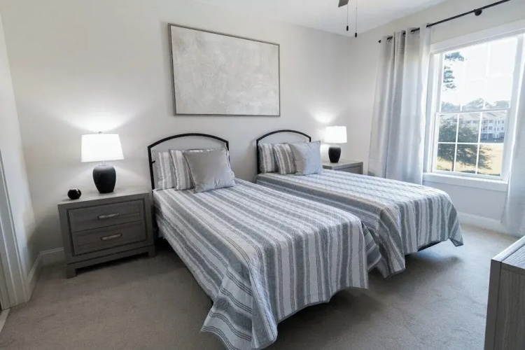 Magnolia Pointe Luster Leaf 4894-303