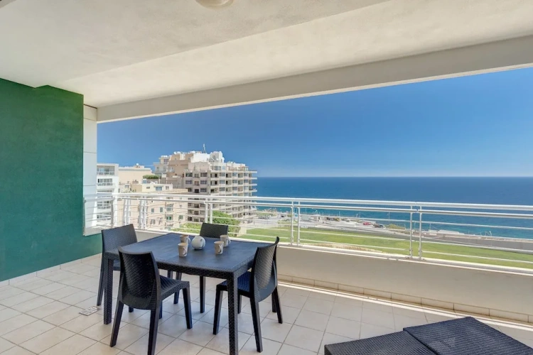 3 Bedrooms Apartment