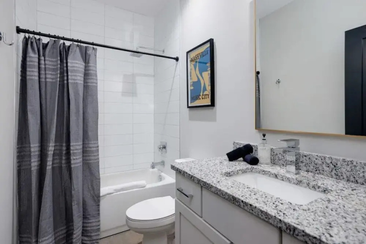 East Nash Oasis - 13 Beds - Going Fast
