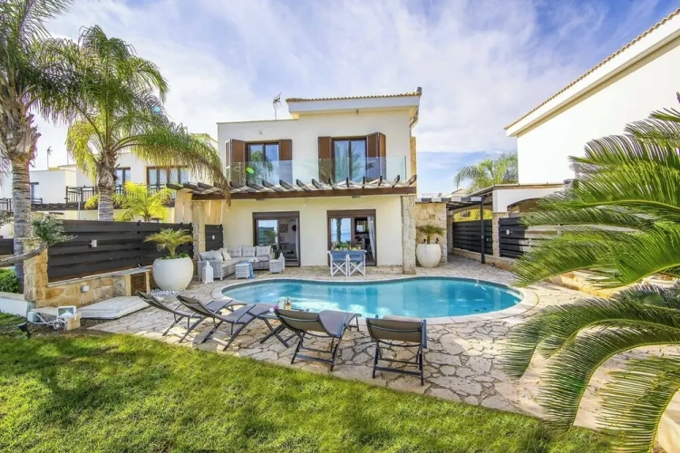 4 Bedrooms Villa