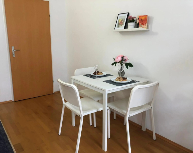 New, bright apartment near the metro!