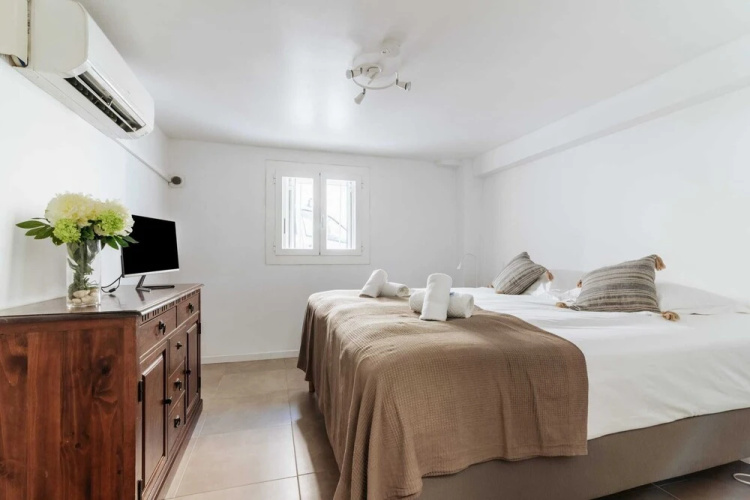 Superb 2BR Central Apt With Private Patio