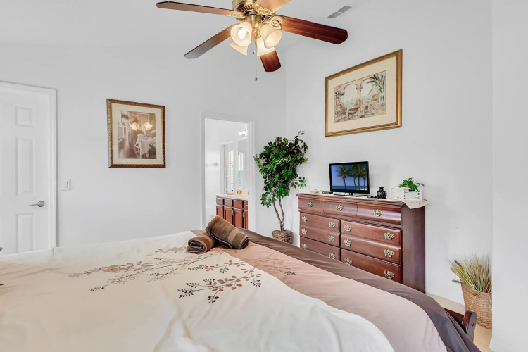 IC2539OL - 4 beds pool home - Water view