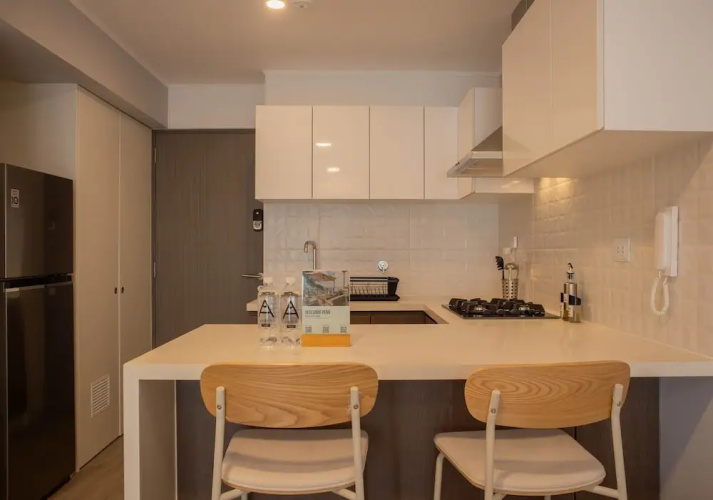 w Sunlit 1BR w Private Balcony in Miraflores