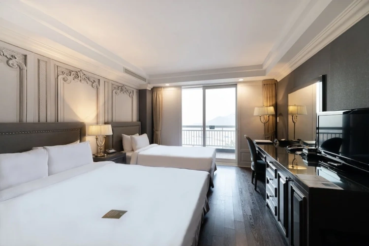 Deluxe Twin Family room with balcony and with mountain view