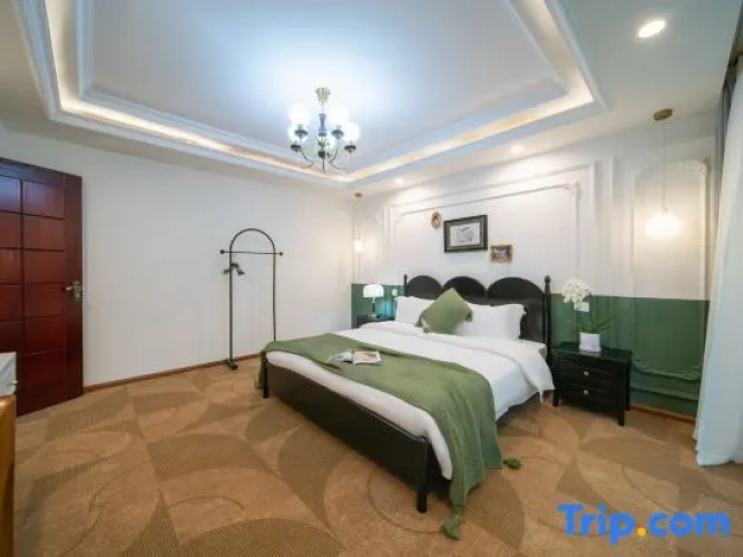 Standard Family room with courtyard view