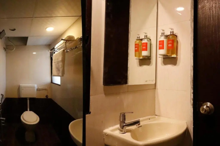 Collection O Hotel 7 Treats Near Amanora Mall