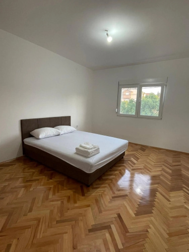 Entire spacious apartment with free parking