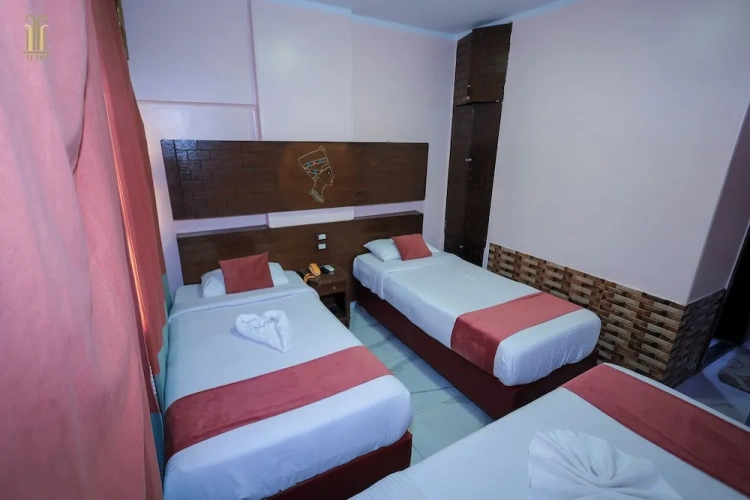 Standard Triple room with city view