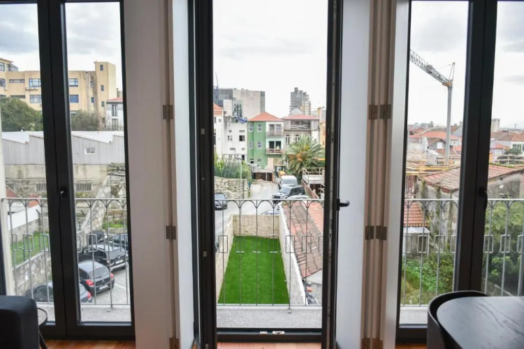 Comfortable&Central w/balcony-9 min walk Trindade