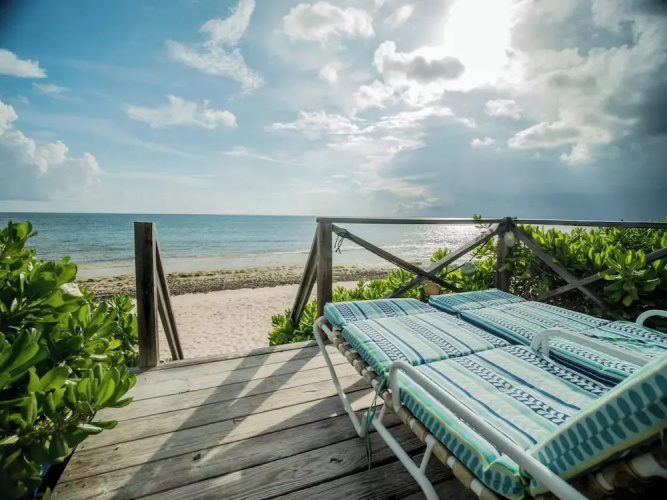 Flipper'S Haven: Tropical Retreat