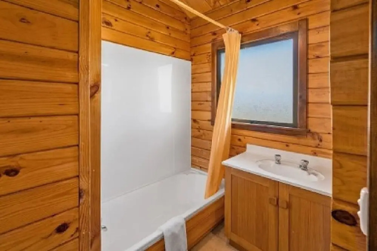 16 Chalet Cres