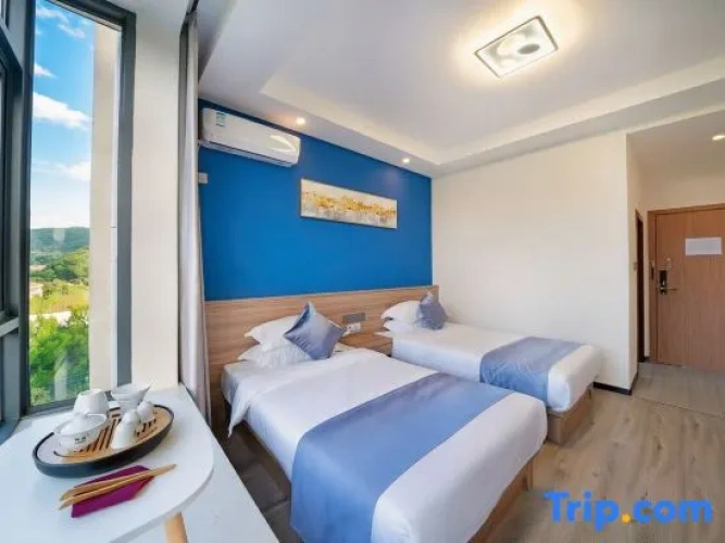 Standard Twin room with mountain view