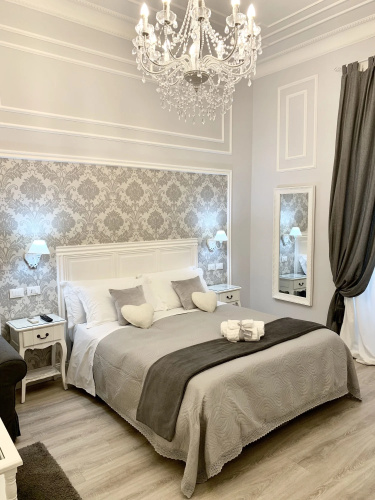 Charme & Chic Luxury