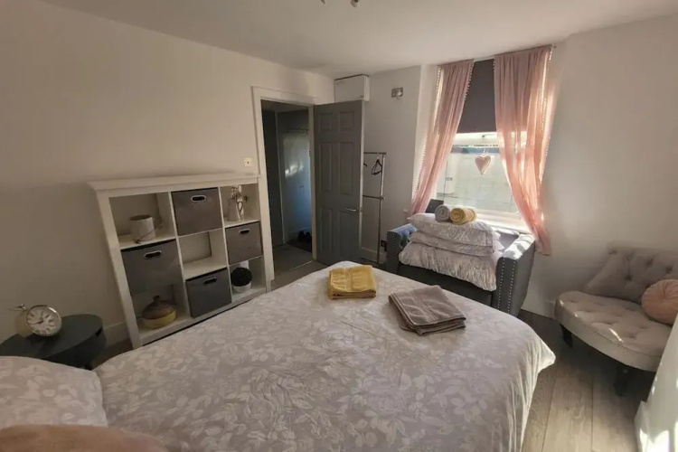 Apt - Sleeps 4/5 - Garden - Parking