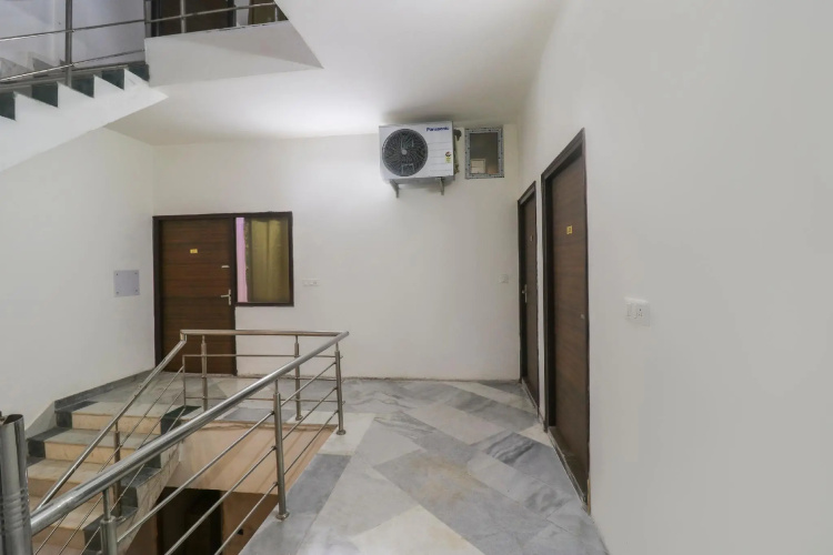 OYO 70049 Hotel Royal Palace 2