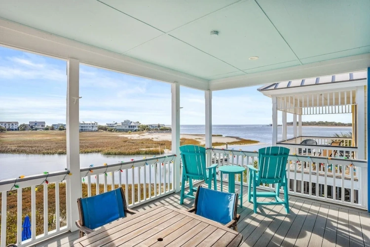 Cottage with balcony and with ocean view