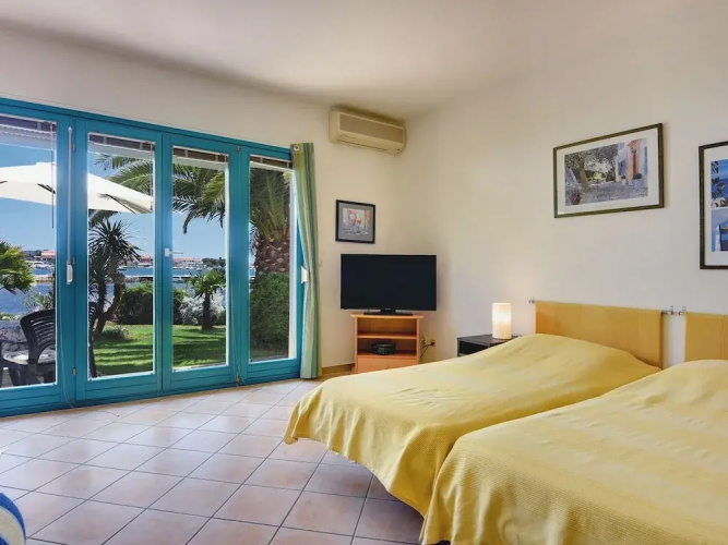 Airconditioned Studio Apartment With Seaview