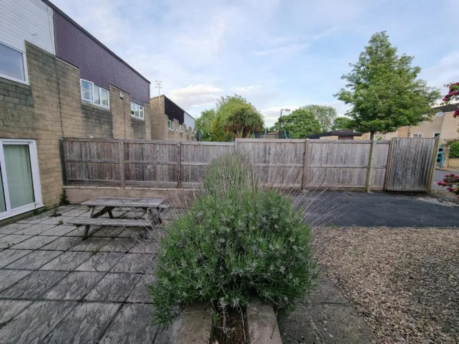 4 Bed 2 Bathroom House with Garden and Parking
