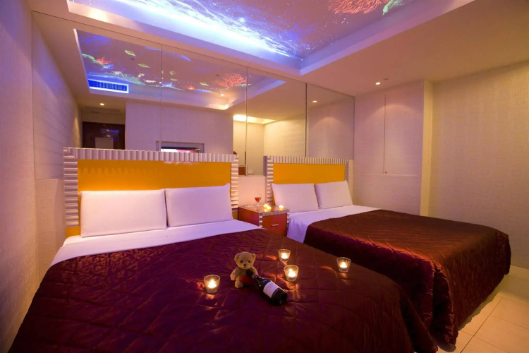 Happy Hotel
