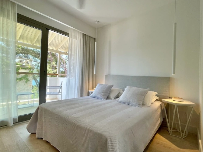 Deluxe Double room with balcony and with partial ocean view
