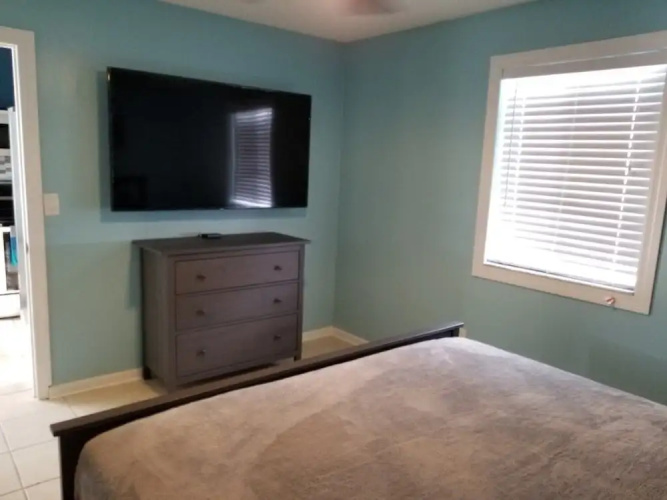 206 10 St- All 2 Bedroom Home by RedAwning