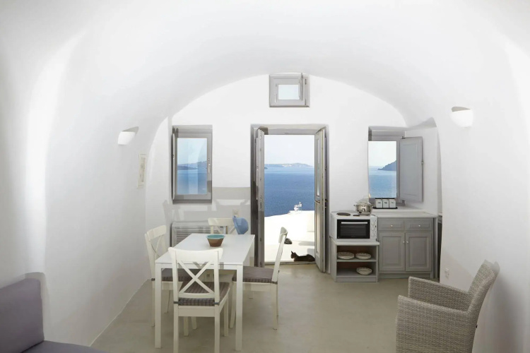 Liakada Oia Suites