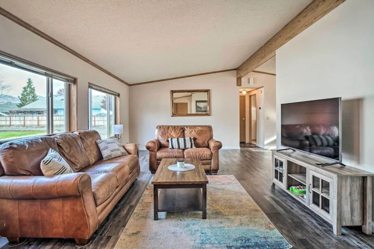 Charming Grants Pass Home w/ Large Backyard!
